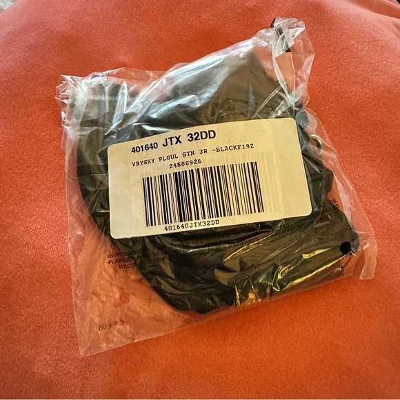 NWT Victoria’s Secret Very Sexy Unlined Strappy Plunge Bra - 32DD - Picture 2 of 4